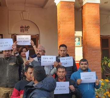 कांग्रेस महाधिवेशनः भित्र पौडेल समूहको बैठक, बाहिर साझा उम्मेदवार बनाउन कार्यकर्ताको धर्ना